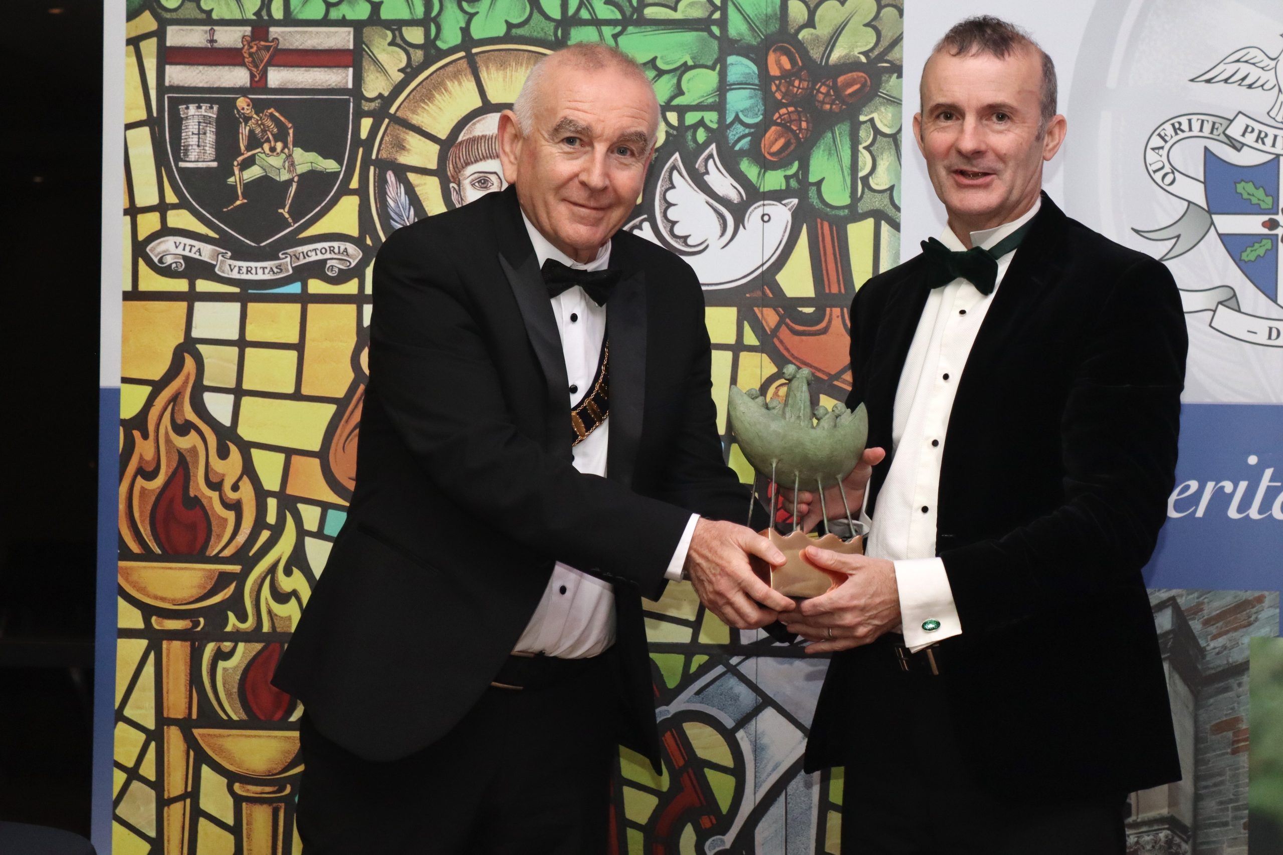 2024 President Dr Tom Cassidy presenting the 2024 Alumnus Illustrissimus award to Professor David Stewart